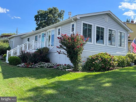 3rd image of 1663 Cliff Dr