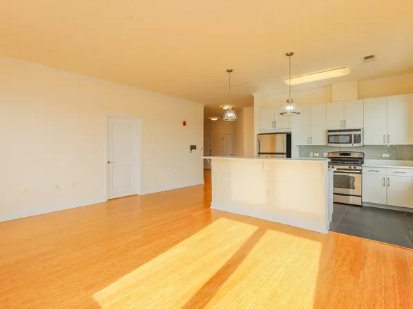 10 Main Street image 11 of 23