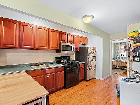 2nd image of 413A Halsey St #2