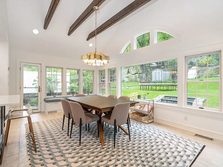 10 Loewen Ct — Photo 17