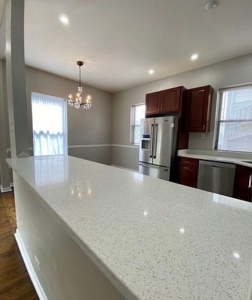 3rd image of 1555 W Rosemont Ave #1