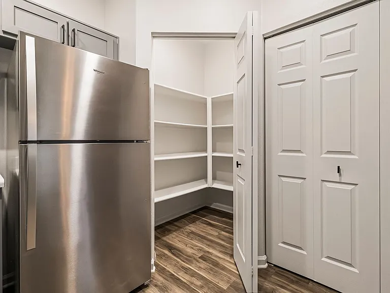 Sterling Oaks Luxury Apartments — Photo 73