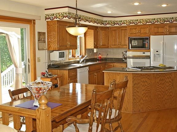 Nice layout...eat-in kitchen compliments the formal dining room.