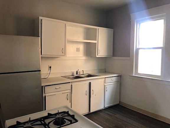 3rd image of 118 Trowbridge St