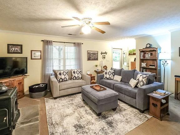 4th image of 712 Honeysuckle Ln