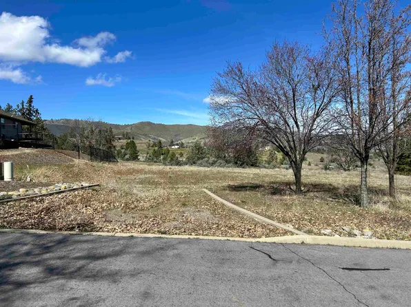 808 Maryhill Cir, Yreka, CA 96097