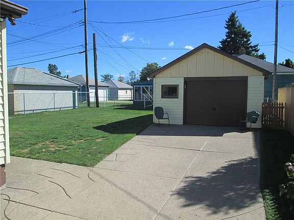 3rd image of 39 Nandale Dr