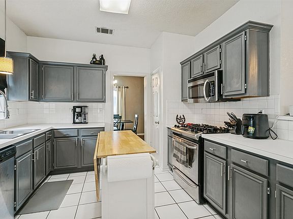 5th image of 1400 Wentworth Dr