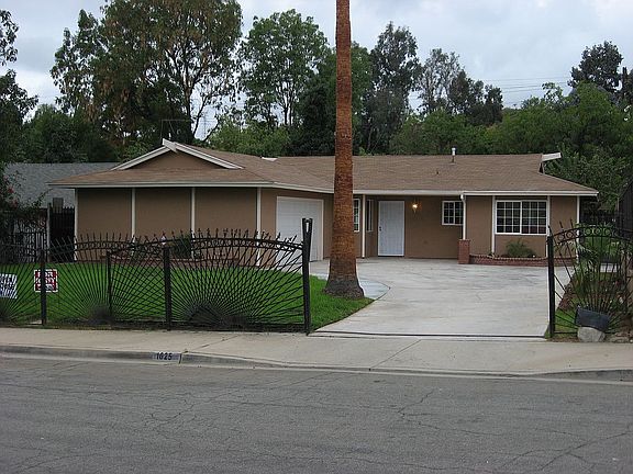 Two Car Garage & Fenced