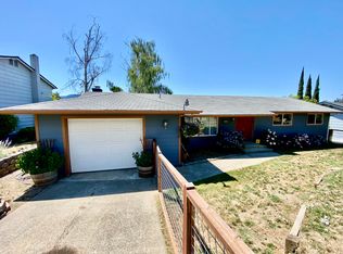 1015 NE Pepperwood Dr, Grants Pass, OR 97526