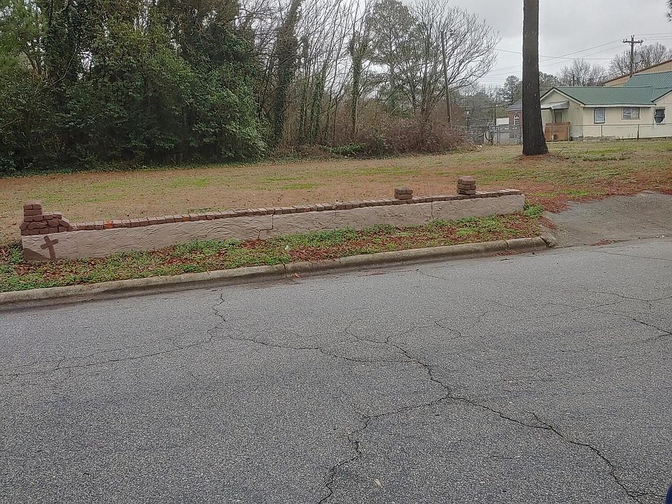 2nd image of 713 Moore Street S