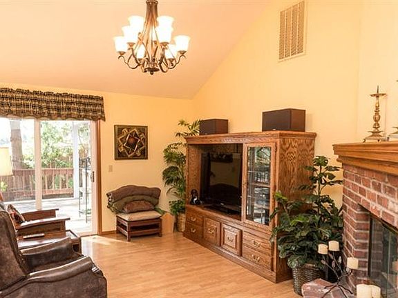 3rd image of 558 Oak Hill Cir