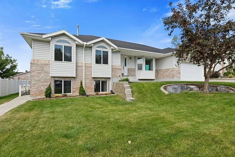 Beautiful remodeled basement in quiet neighborhood — Photo 3