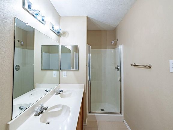 4th image of 2324 Maple Dr