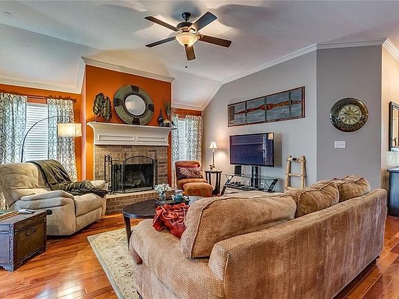 3rd image of 3017 Greenway Dr