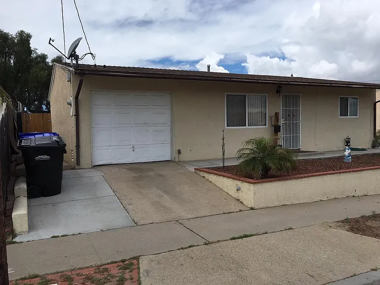 864 Glencoe Dr — Photo 2