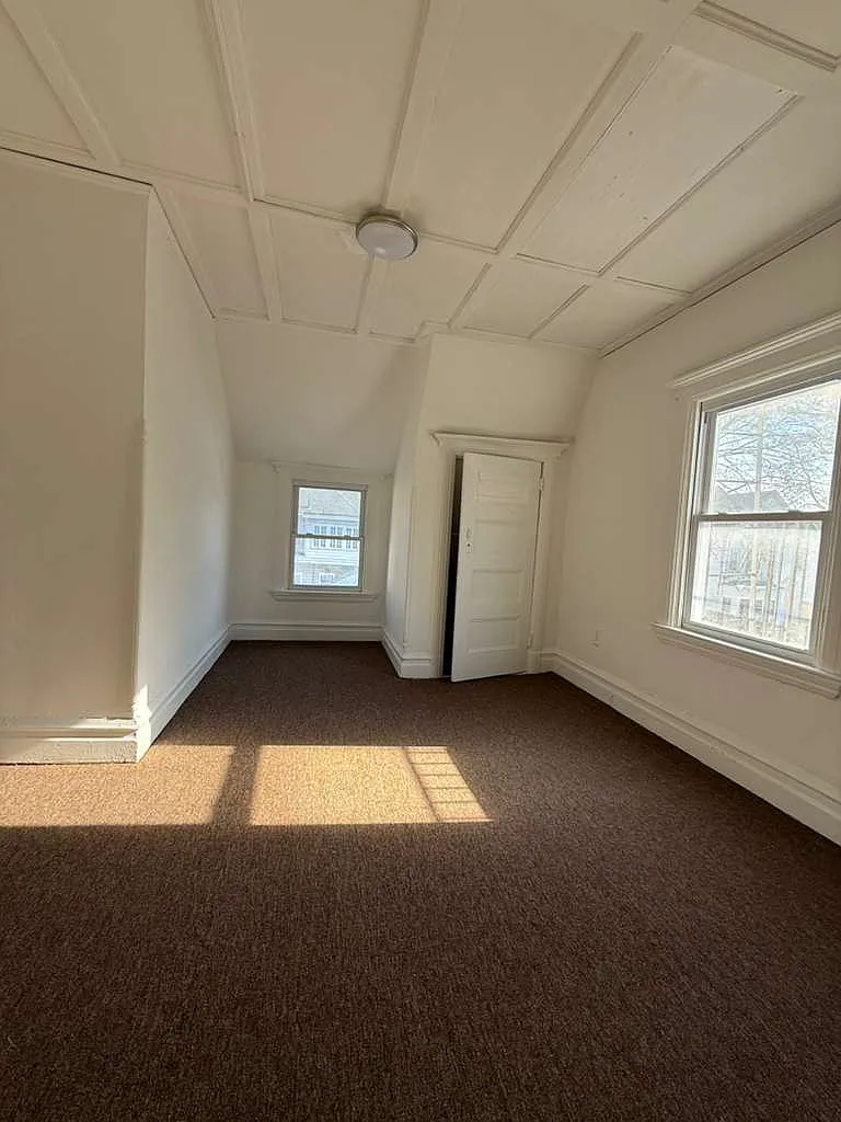 Building Photo - 681 E 28th St #2