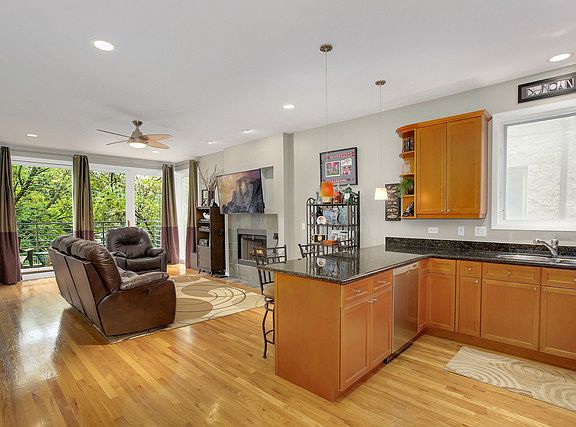 3rd image of 854 N Marshfield Ave APT 2S