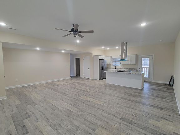 4th image of 1012 Mission Dr