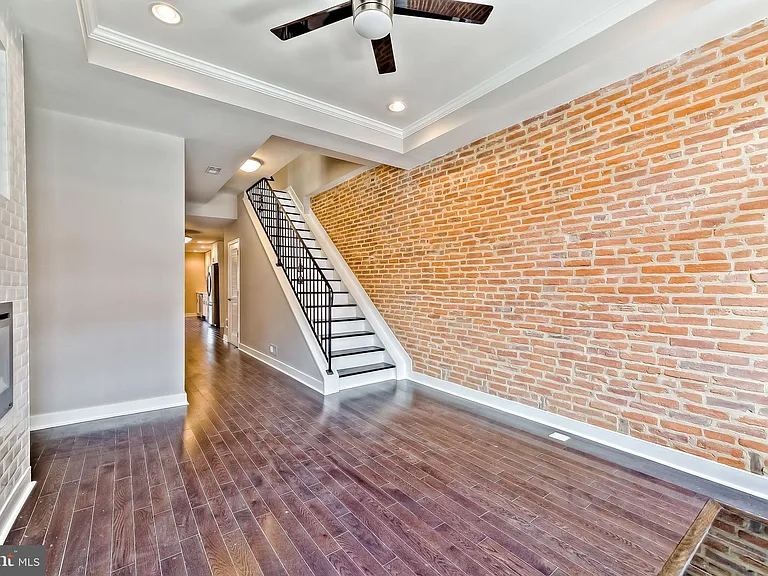 226 S Washington St — Photo 4