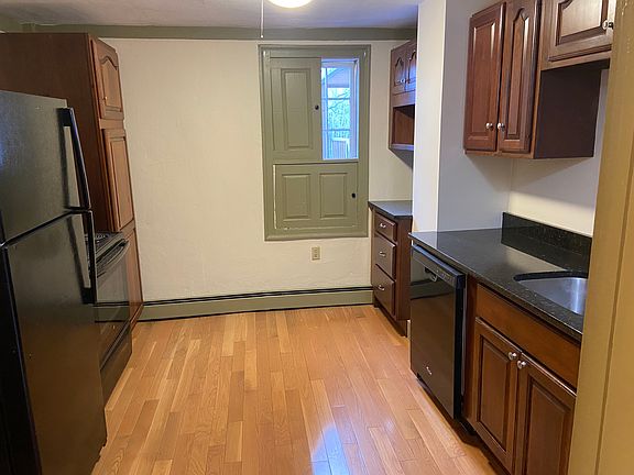 Full Kitchen, new appliances including dishwasher.