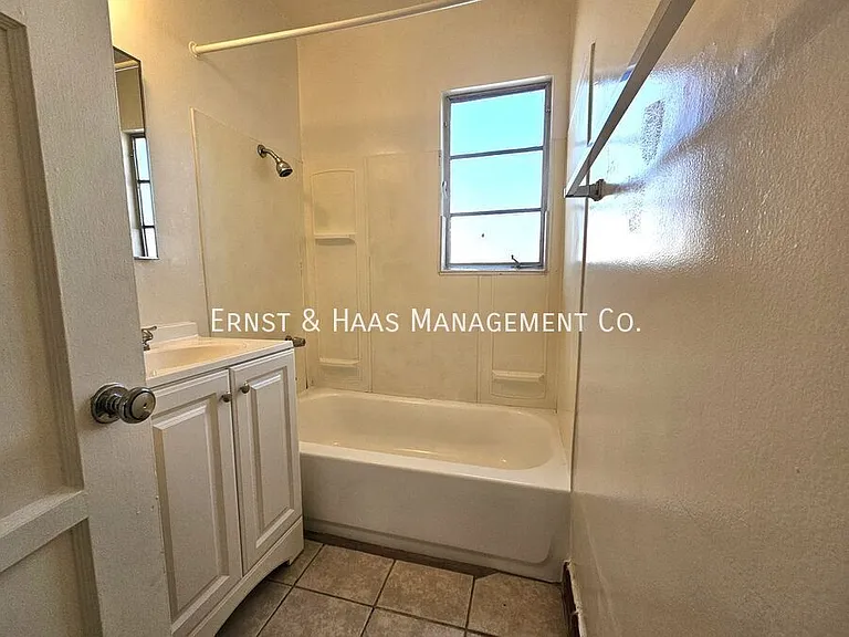 1027 E 7th St #10 — Photo 7