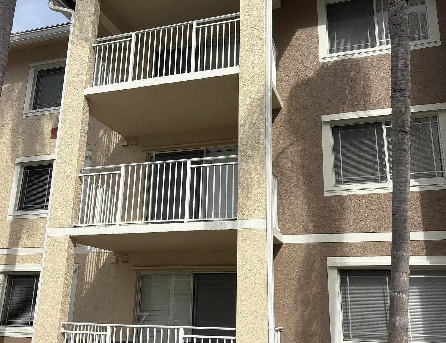 141 SW Palm Dr — Photo 1