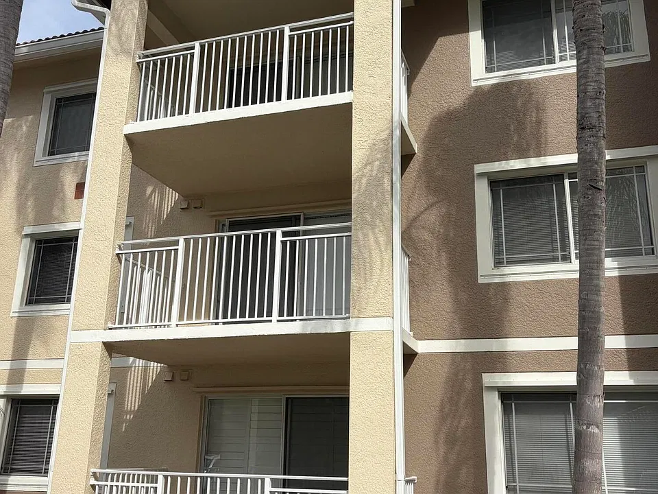 141 SW Palm Dr #303