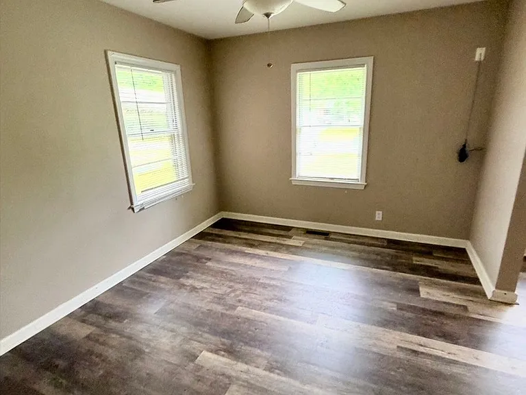 527 Englewood Dr — Photo 23
