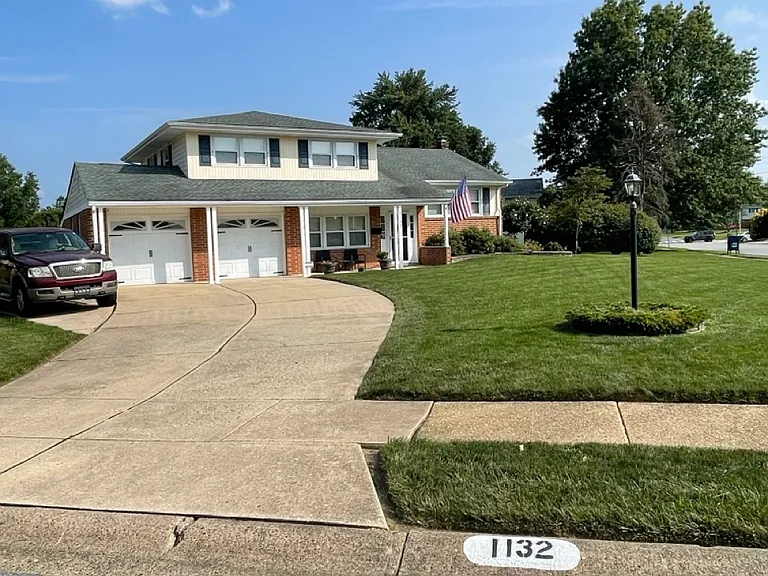 1132 Bardell Dr — Photo 2