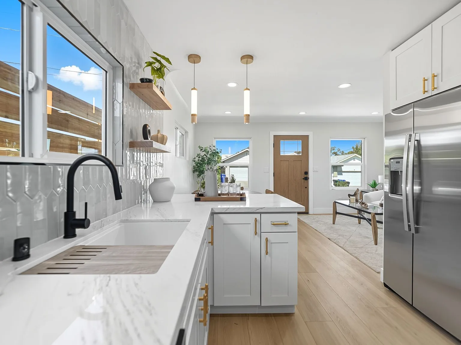 2 bed, 610 sqft, $3,995 — Photo 2