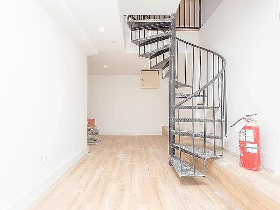 4th image of 1062 Putnam Ave #1