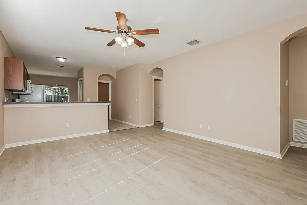 4 bed, 2.0 bath, 1282 sqft, $2,880 — Photo 4