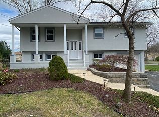 33 Tamarack Dr, Manalapan, NJ 07726