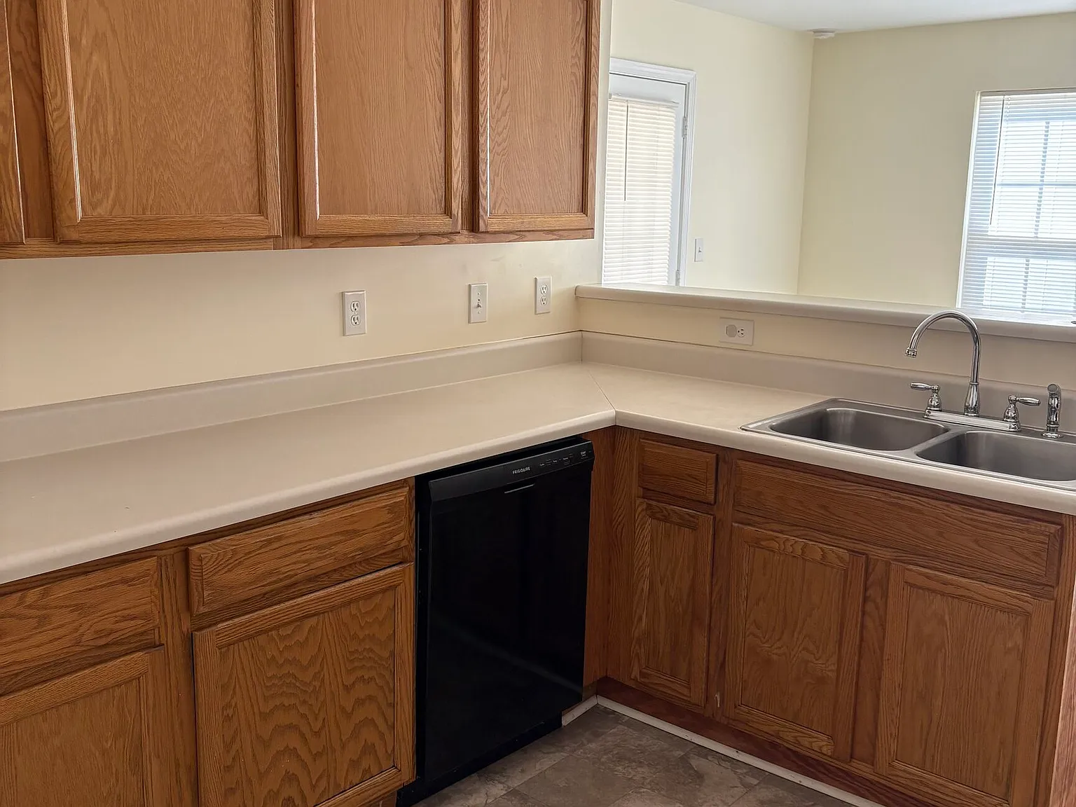 3 bed, 2.0 bath, 1684 sqft, $1,750 — Photo 2