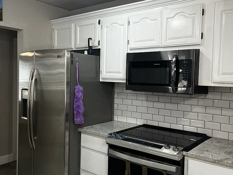 326 E Young Pl — Photo 6