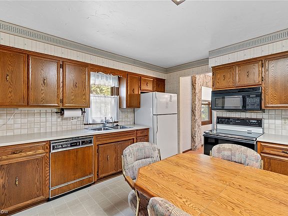 5th image of 3024 Chaucer Dr NE