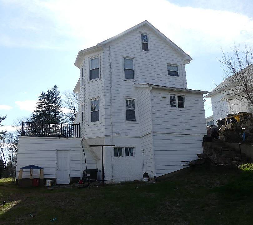 2nd image of 20 Mott Pl