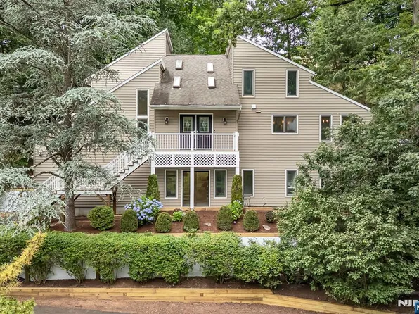 33 Berkshire Rd, Woodcliff Lake, NJ 07677
