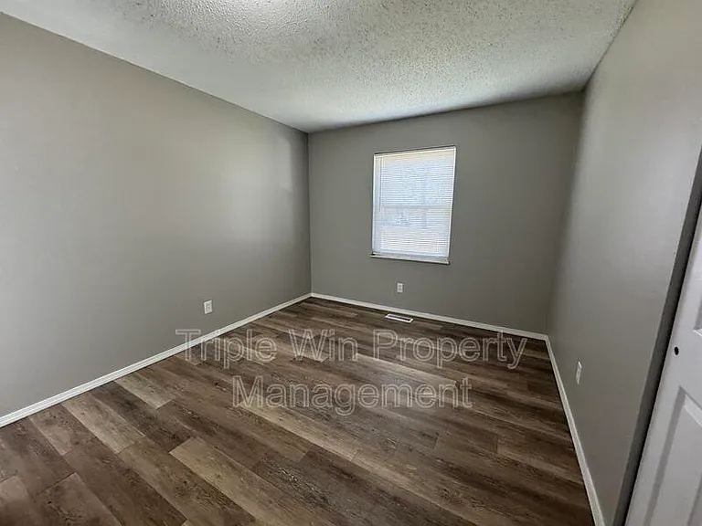513 Coachway Ln — Photo 21