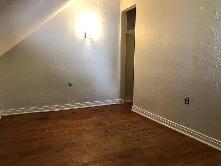 831 E 34th St — Photo 10