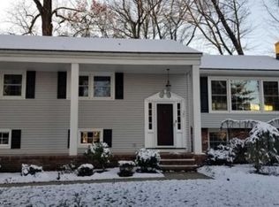 584 Spruce Ln, Franklin Lakes, NJ 07417