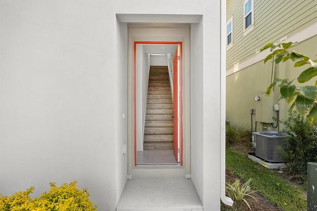 1 bed, 1.0 bath, 734 sqft, $1,800 — Photo 2