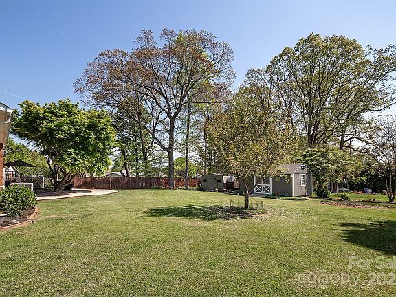 3rd image of 2064 Elizabeth Ave