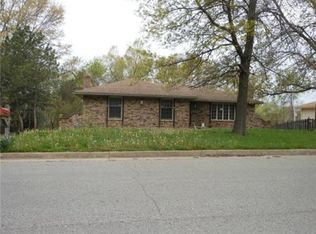 3800 Lakeview Dr, Leavenworth, KS 66048