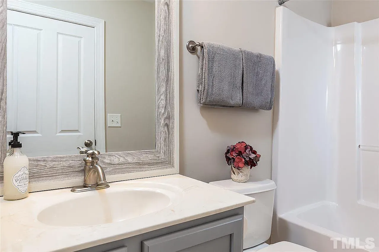 3 bed, 2.5 bath, 2222 sqft, $2,350 — Photo 4