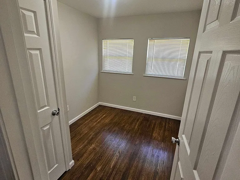 420 Macdougall Dr — Photo 8
