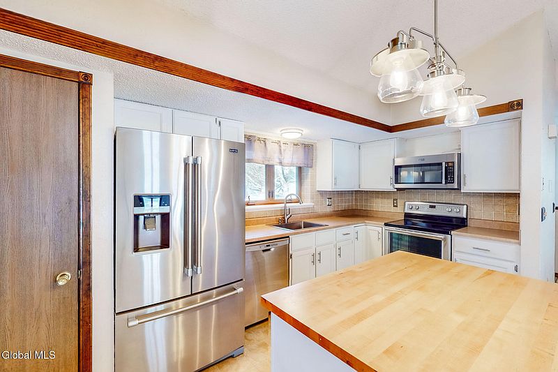 5th image of 123 Southbury Road