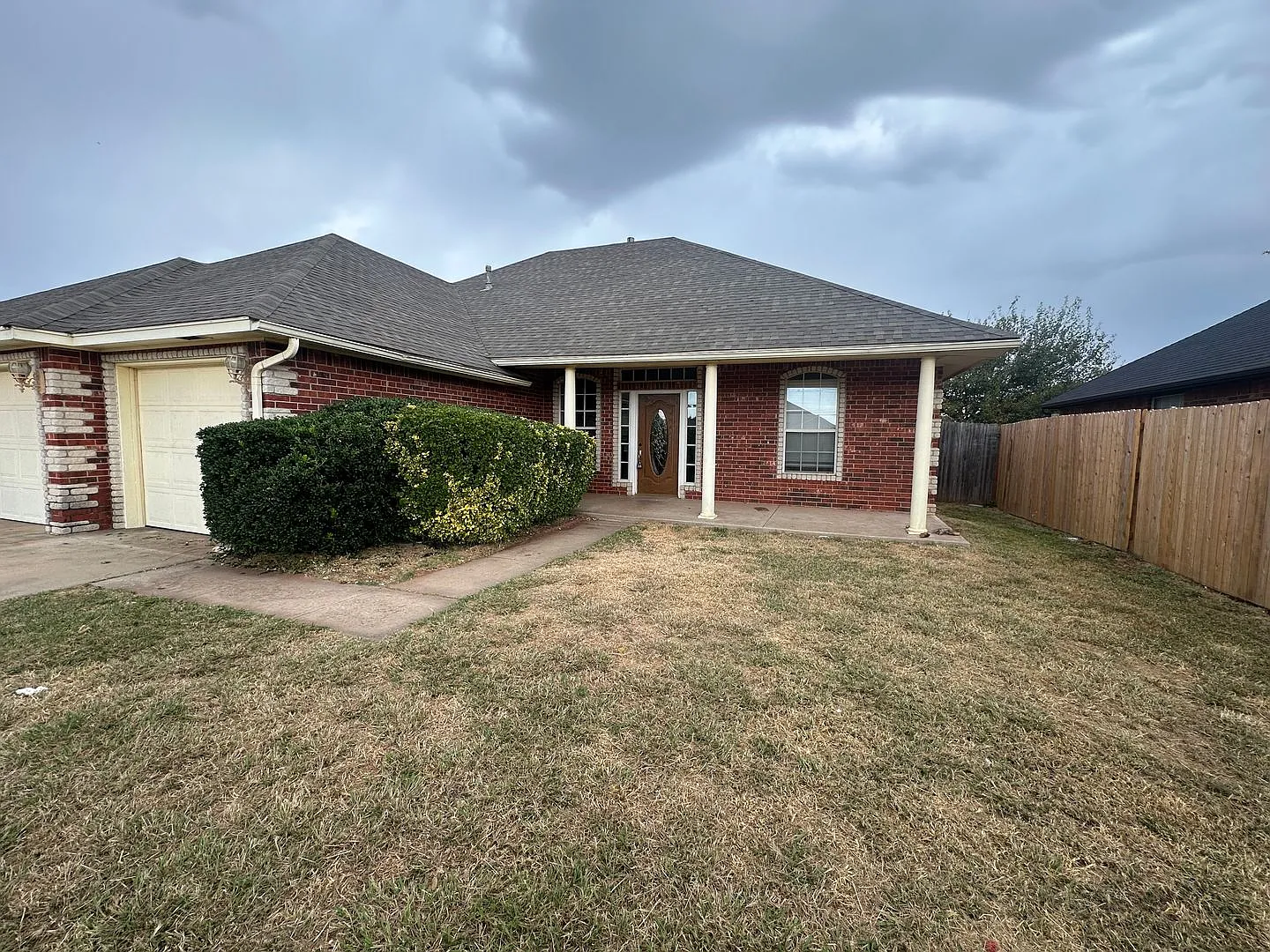 Beautiful 3 bed 2 bath 3 car garage — Photo 3