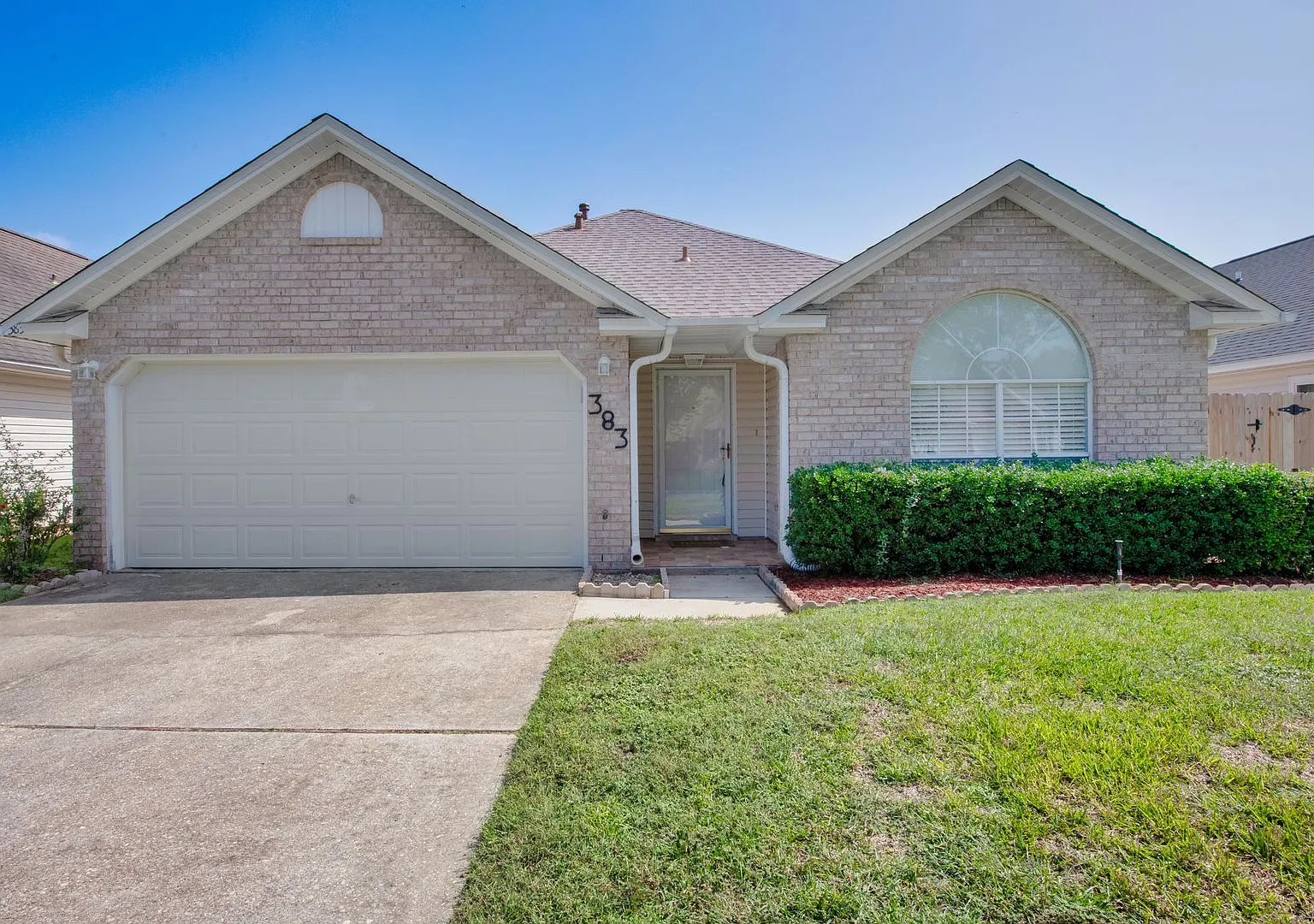 Charming 3-Bedroom Home with Fenced Yard & Screened Patio 6-Month Lease! — Photo 2